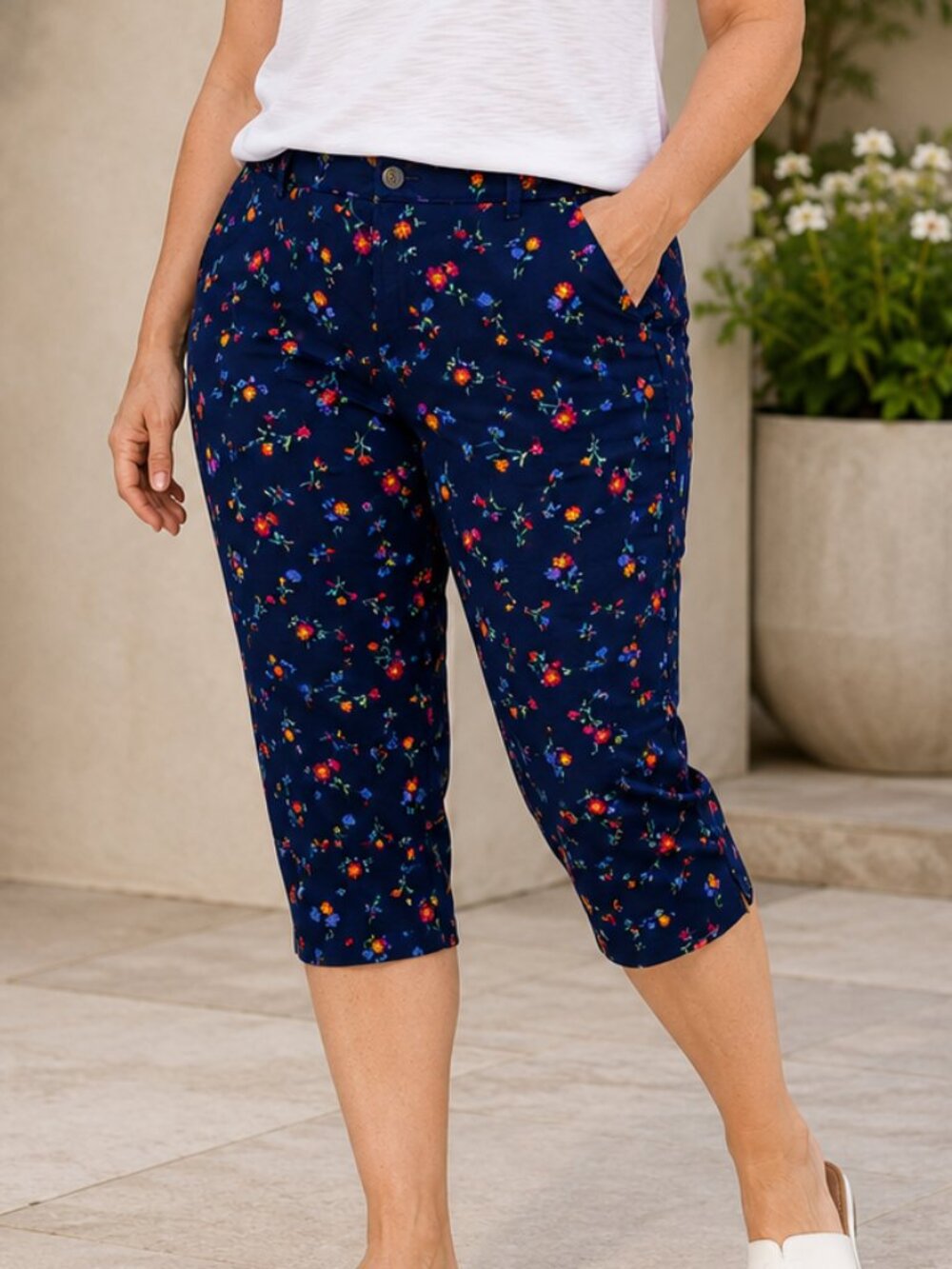 St. Johns Bay Womens Blue Floral Mid Rise Secretly Slender Capris Size 20 Tall
